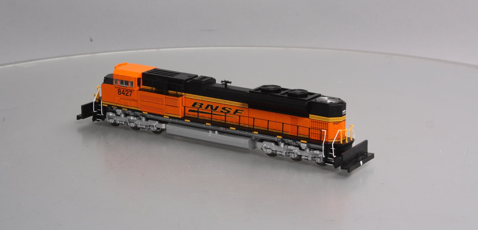Walthers 910-19801 HO BNSF SD70ACe Diesel Locomotive #8400