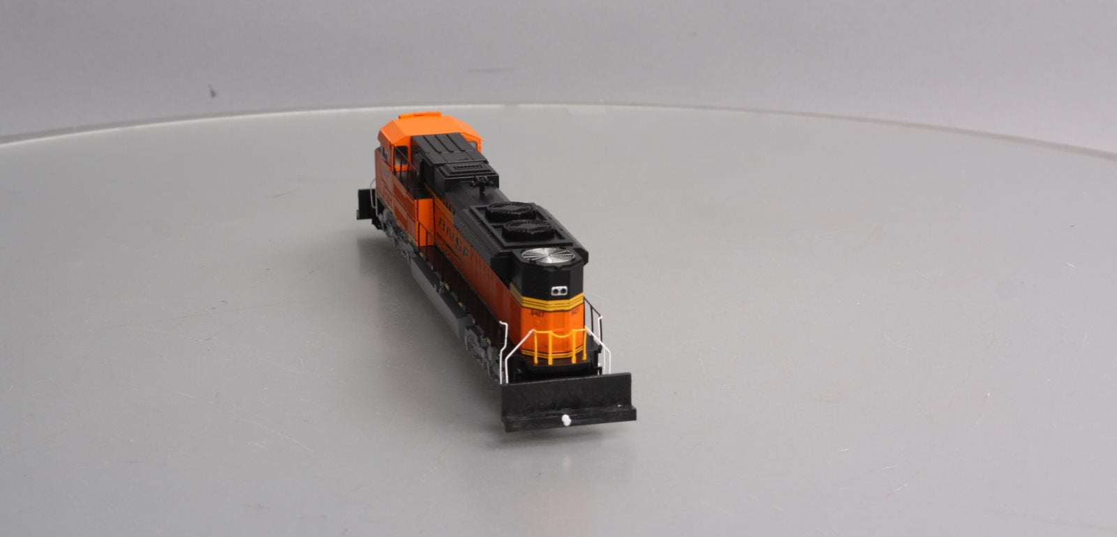 Walthers 910-19801 HO BNSF SD70ACe Diesel Locomotive #8400