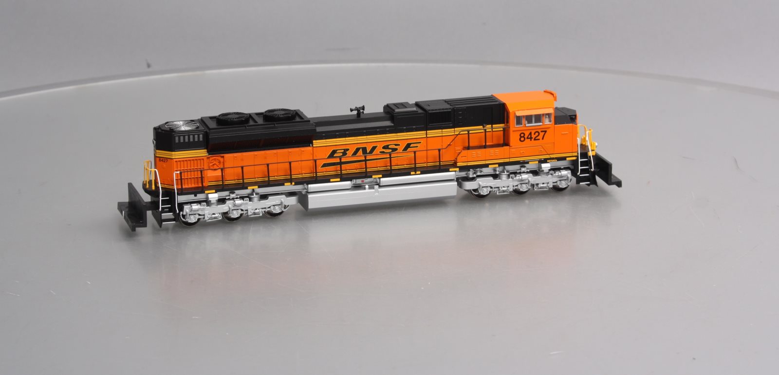 Walthers 910-19801 HO BNSF SD70ACe Diesel Locomotive #8400