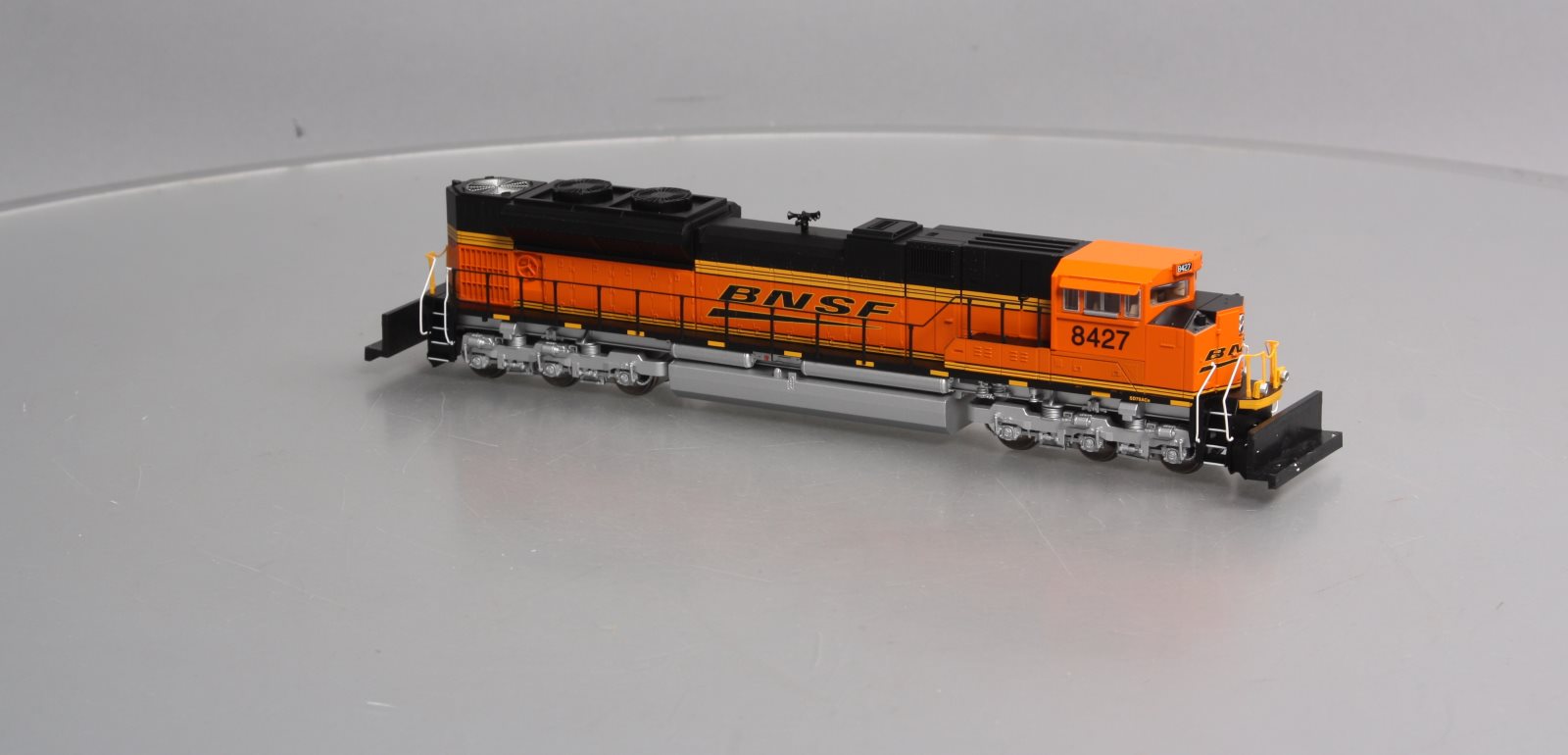 Walthers 910-19801 HO BNSF SD70ACe Diesel Locomotive #8400