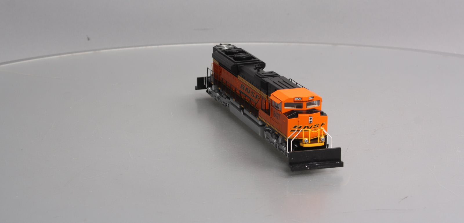 Walthers 910-19801 HO BNSF SD70ACe Diesel Locomotive #8400