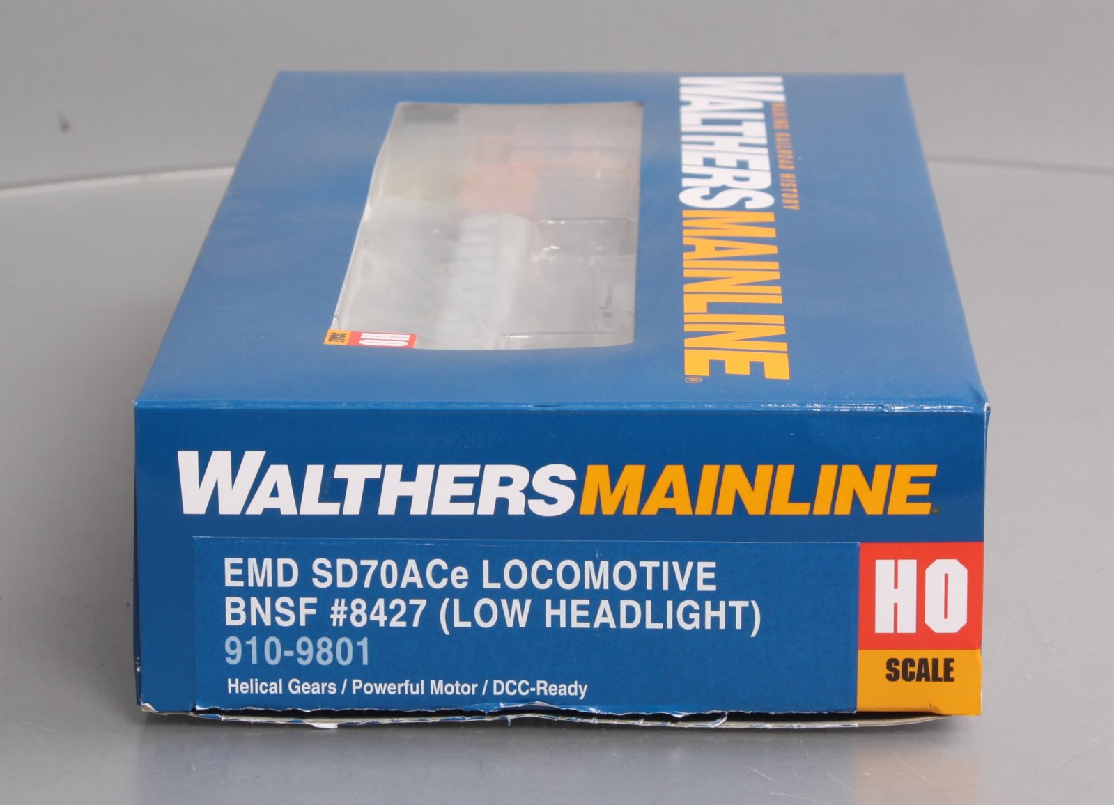 Walthers 910-19801 HO BNSF SD70ACe Diesel Locomotive #8400