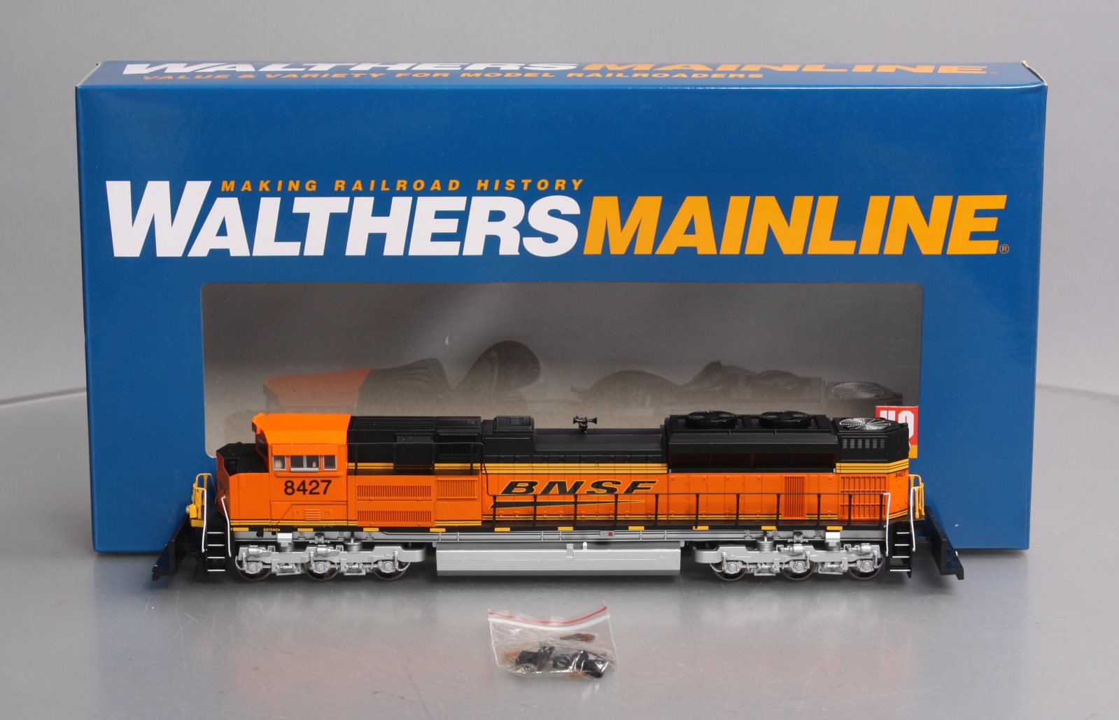 Walthers 910-19801 HO BNSF SD70ACe Diesel Locomotive #8400