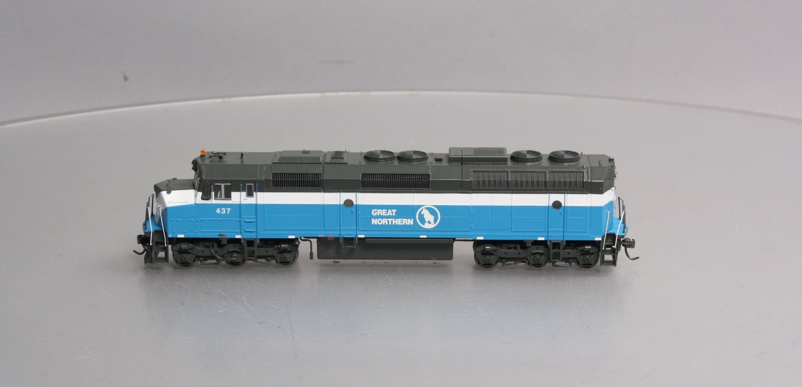 Athearn G67673 HO GN/Sky Blue F45 Diesel Locomotive with DCC & Sound #437