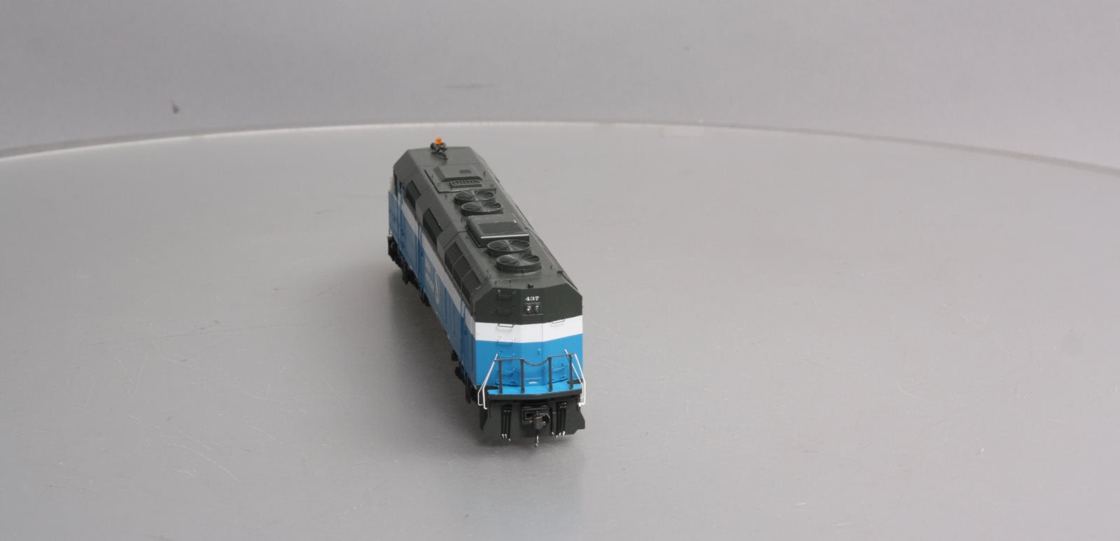Athearn G67673 HO GN/Sky Blue F45 Diesel Locomotive with DCC & Sound #437