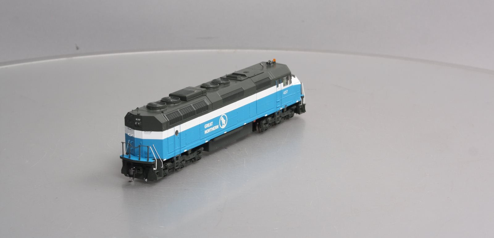 Athearn G67673 HO GN/Sky Blue F45 Diesel Locomotive with DCC & Sound #437