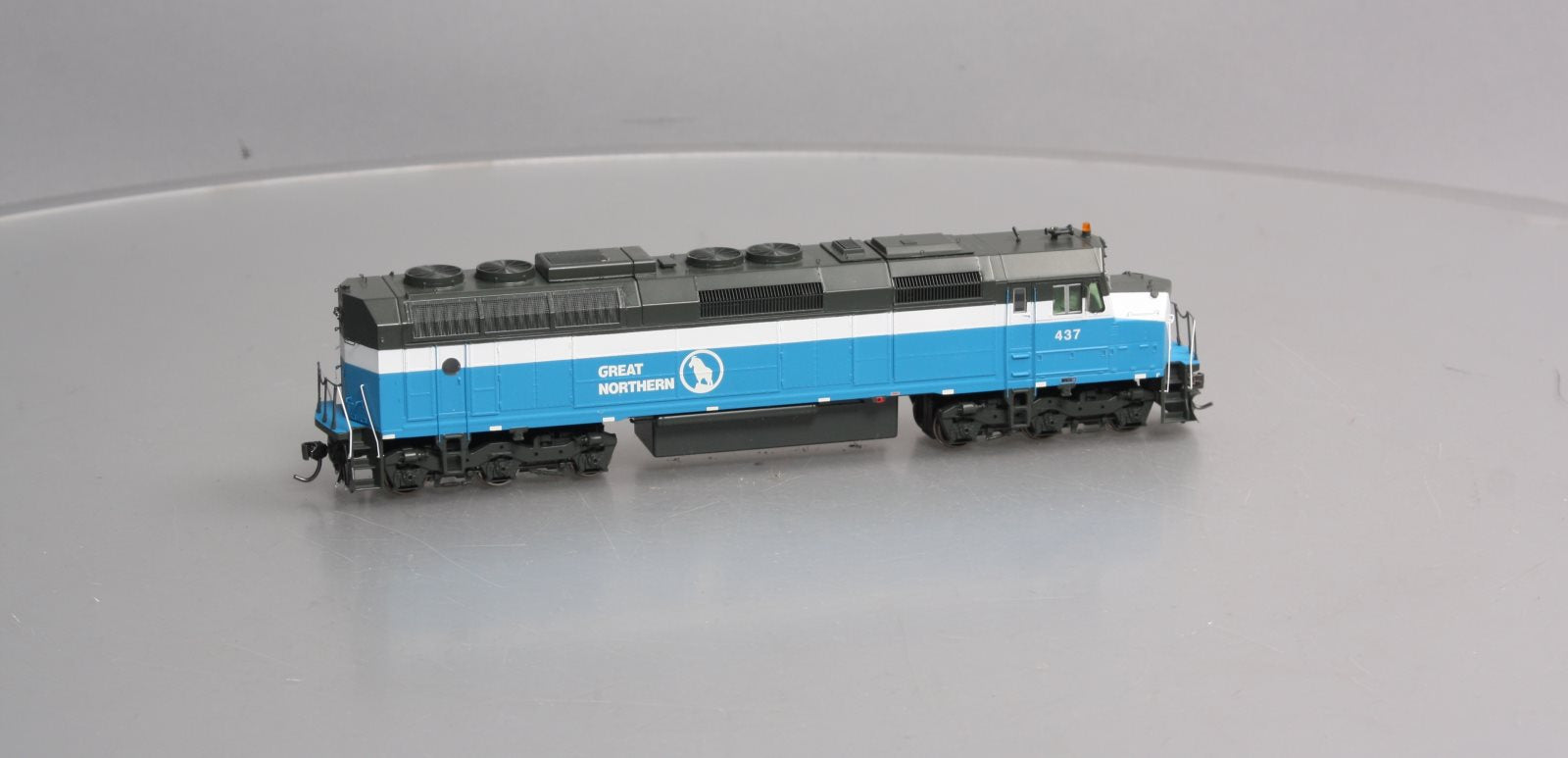 Athearn G67673 HO GN/Sky Blue F45 Diesel Locomotive with DCC & Sound #437