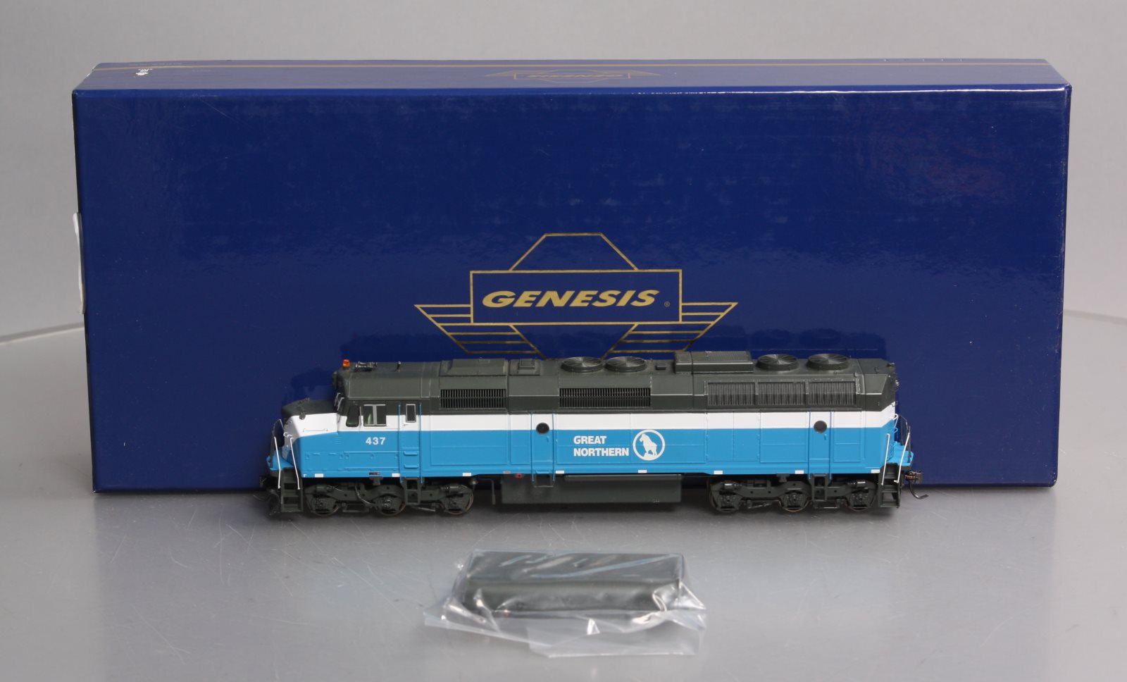 Athearn G67673 HO GN/Sky Blue F45 Diesel Locomotive with DCC & Sound #437