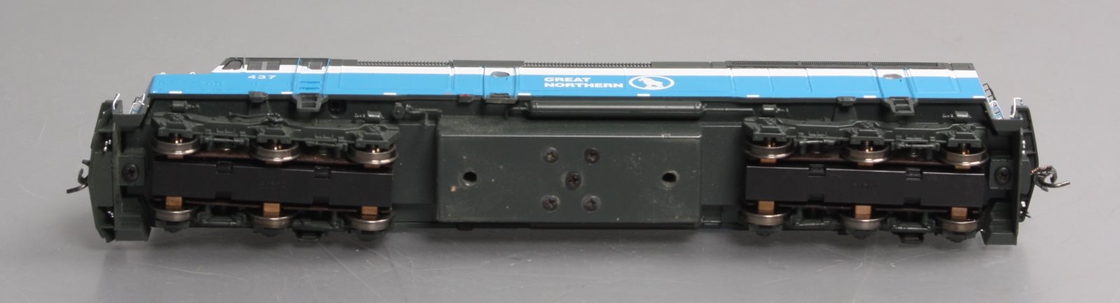 Athearn G67673 HO GN/Sky Blue F45 Diesel Locomotive with DCC & Sound #437