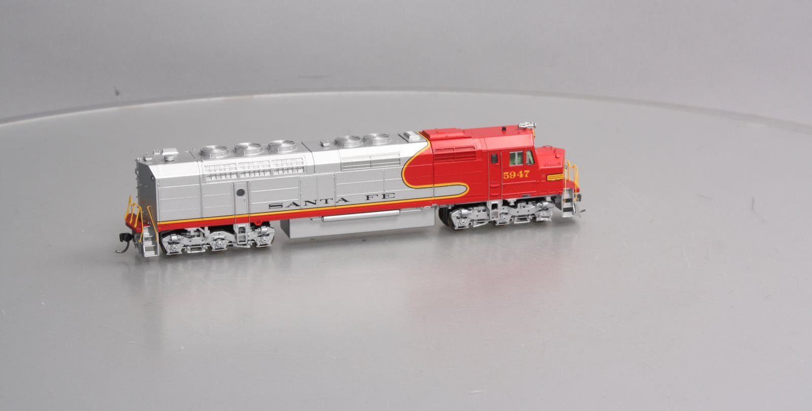 Athearn G67642 HO Santa Fe/Passenger FP45 Diesel Locomotive #5947 w/DCC/Sound