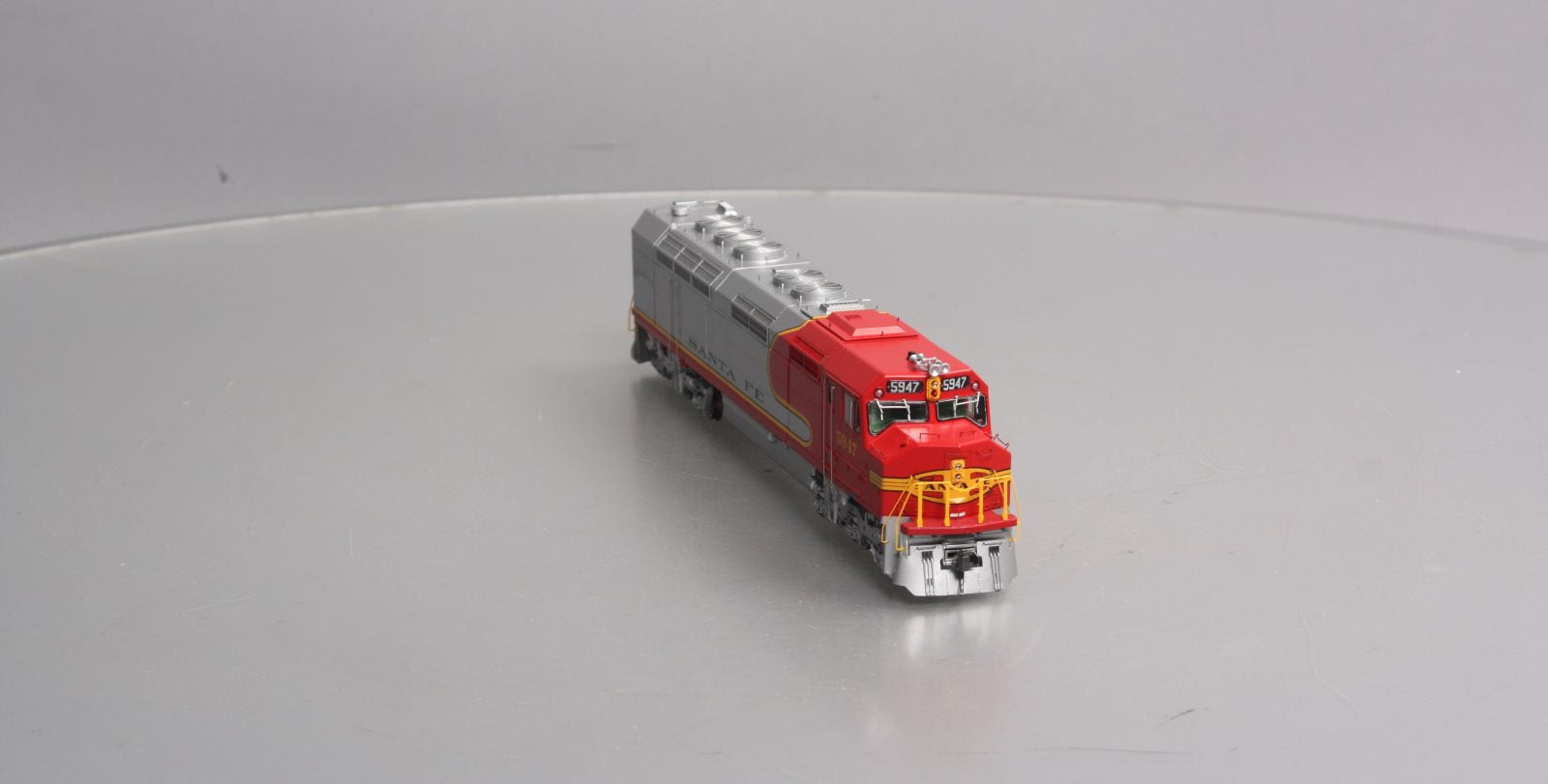 Athearn G67642 HO Santa Fe/Passenger FP45 Diesel Locomotive #5947 w/DCC/Sound