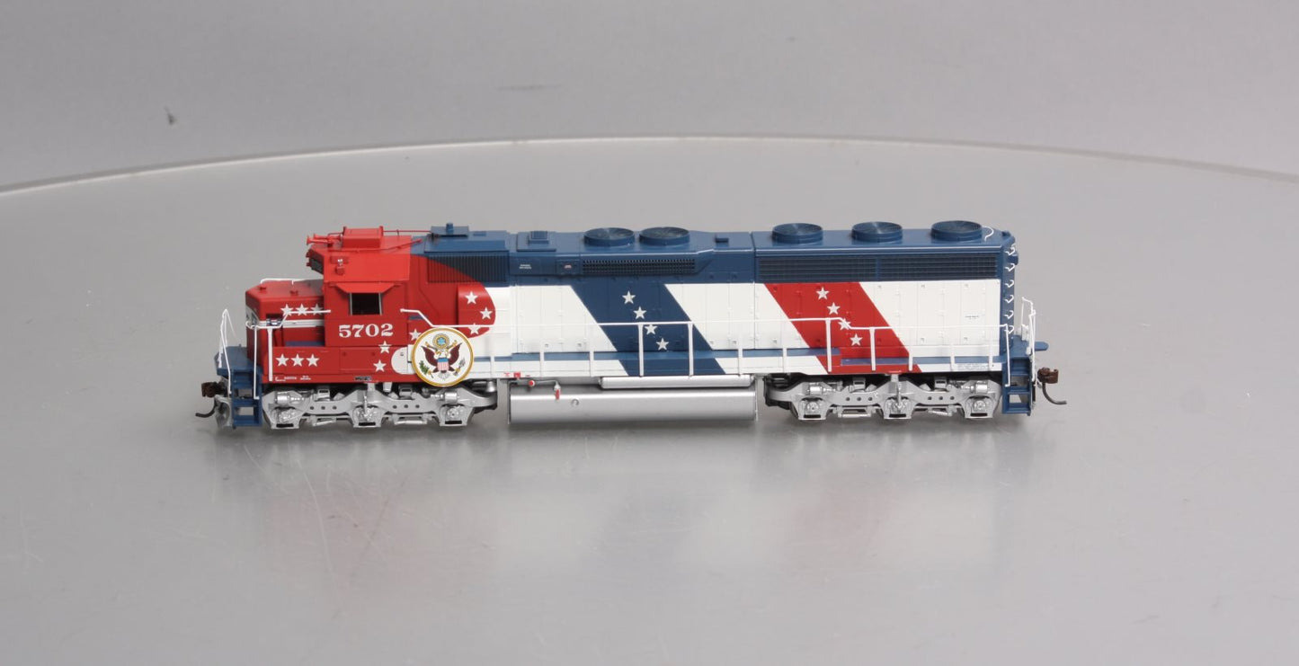 Athearn G67225 HO Santa Fe Bicentennial SD45-2 Diesel Loco #5702 w/DCC/Sound