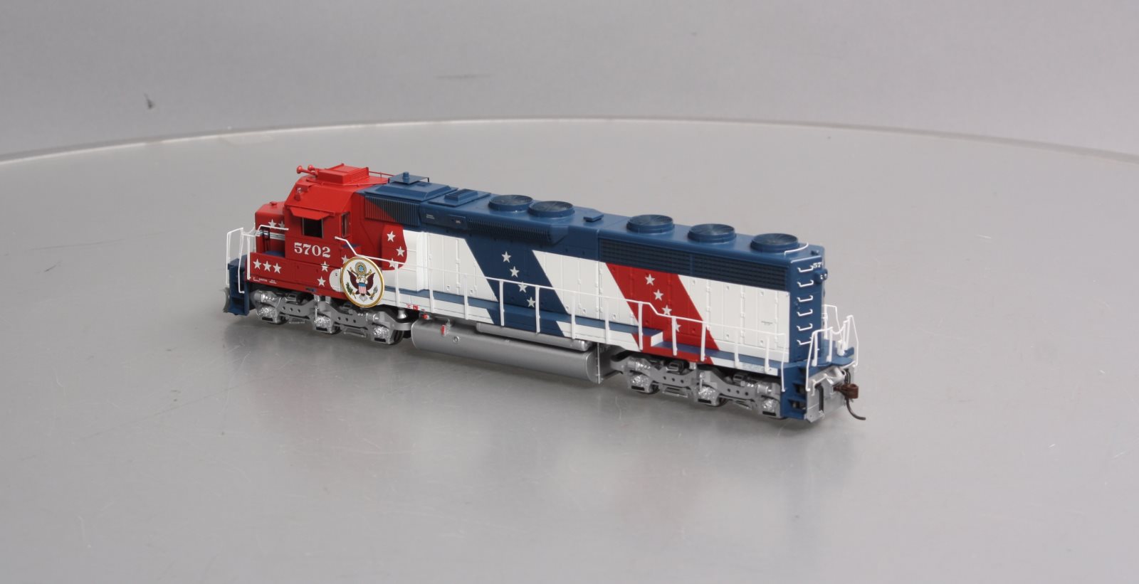 Athearn G67225 HO Santa Fe Bicentennial SD45-2 Diesel Loco #5702 w/DCC/Sound