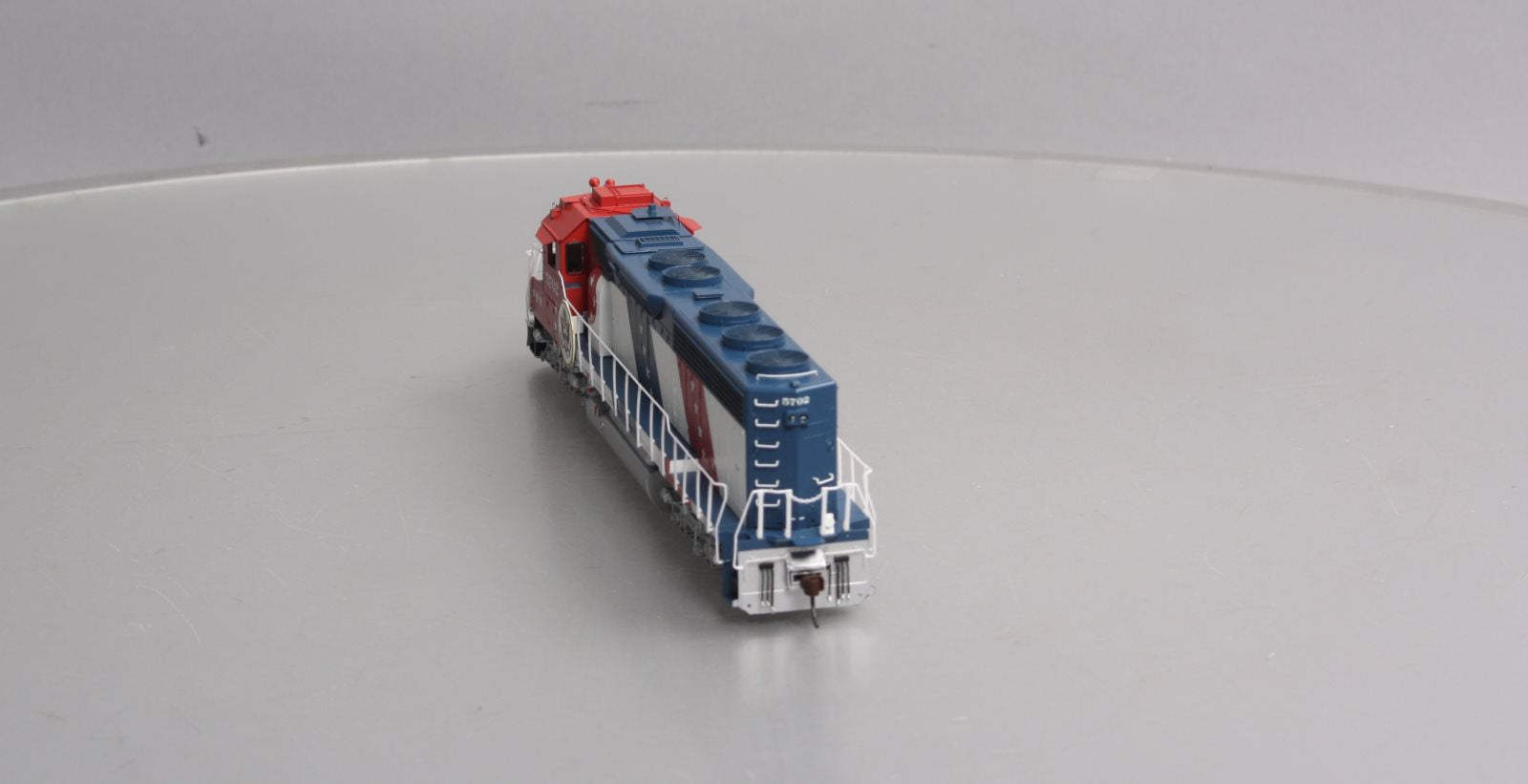 Athearn G67225 HO Santa Fe Bicentennial SD45-2 Diesel Loco #5702 w/DCC/Sound