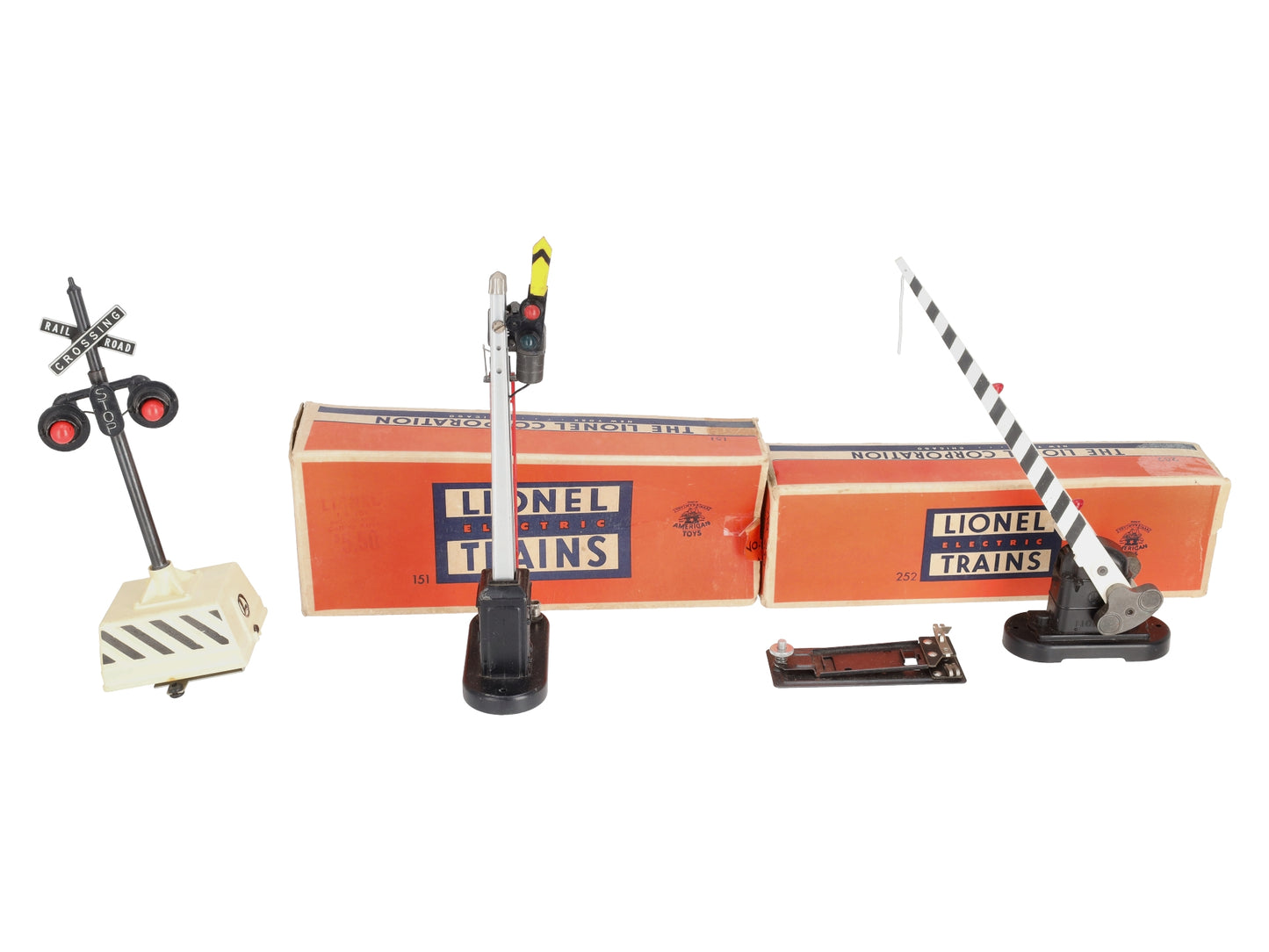 Lionel Vintage O Assorted Operating Track Accessories: 151, 155, & 252 [3] VG