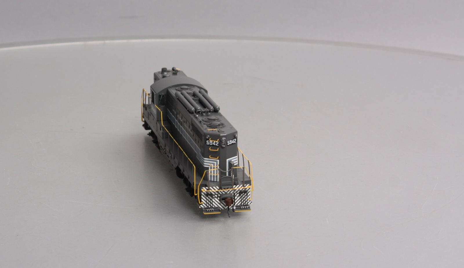 Athearn G62430 HO New York Central GP9 Torpedo Tubes Diesel Locomotive #5942