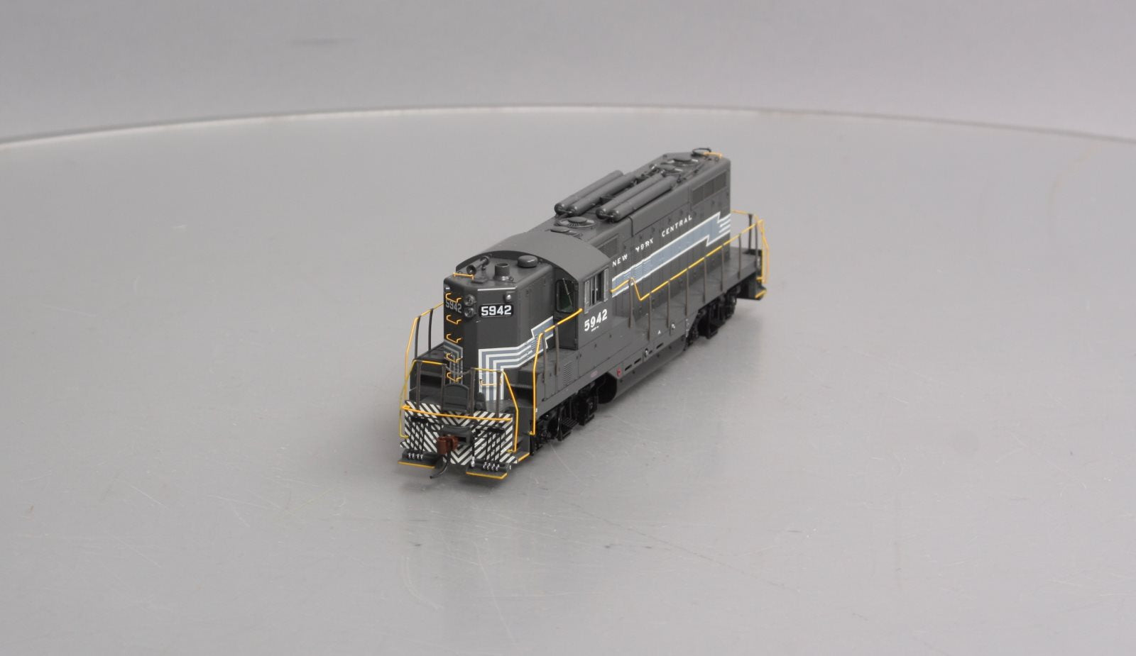Athearn G62430 HO New York Central GP9 Torpedo Tubes Diesel Locomotive #5942
