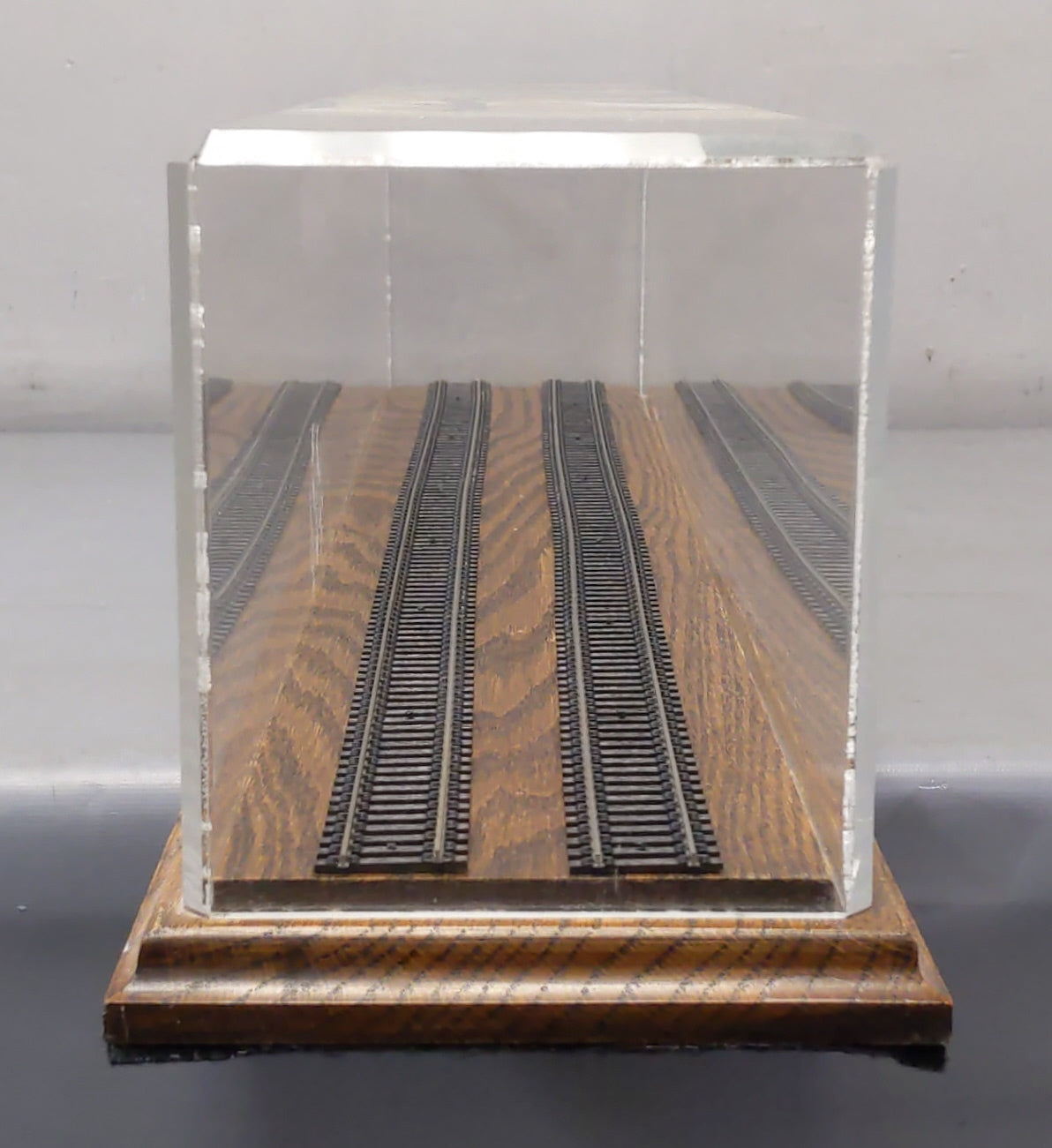 HO Scale Dual Locomotive Display Case EX