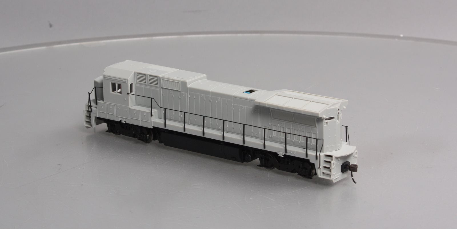 Atlas 9000 HO Undecorated GE Dash 8-40B Powered Diesel w/DCC Decoder