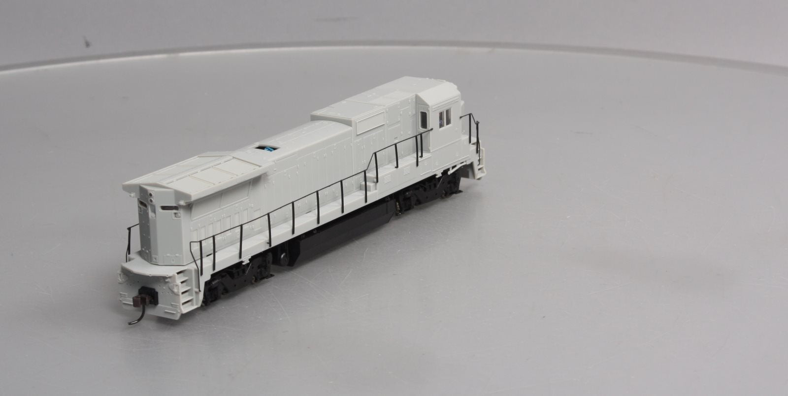 Atlas 9000 HO Undecorated GE Dash 8-40B Powered Diesel w/DCC Decoder