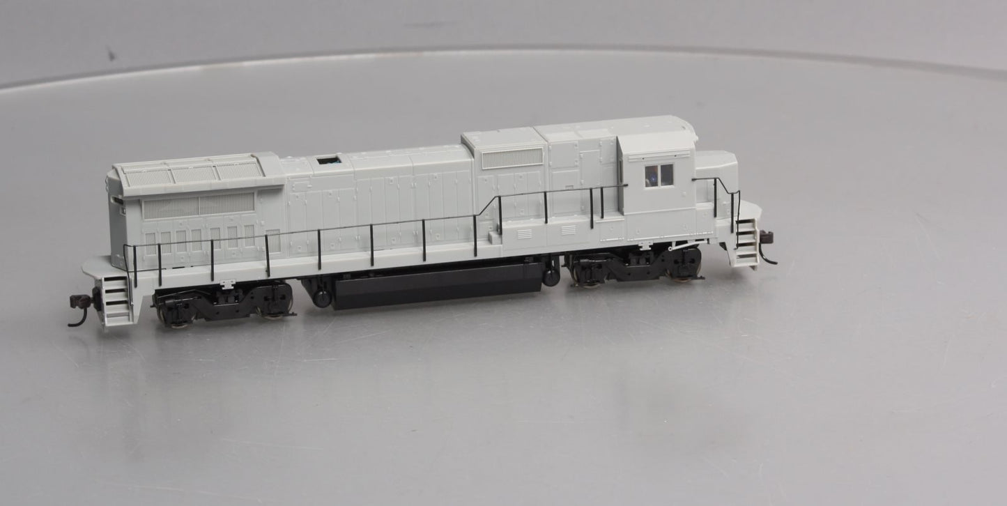 Atlas 9000 HO Undecorated GE Dash 8-40B Powered Diesel w/DCC Decoder