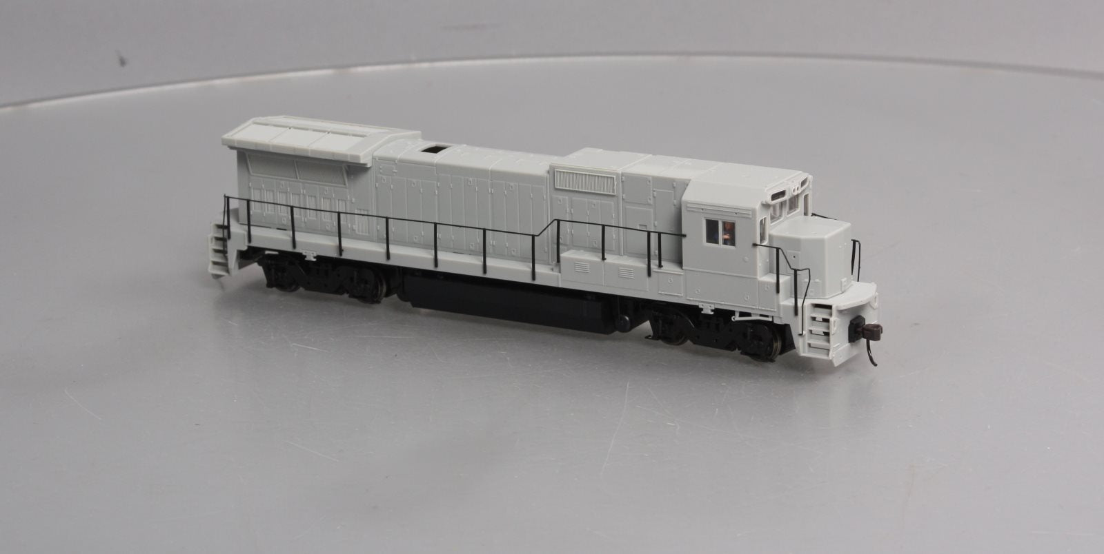 Atlas 9000 HO Undecorated GE Dash 8-40B Powered Diesel w/DCC Decoder