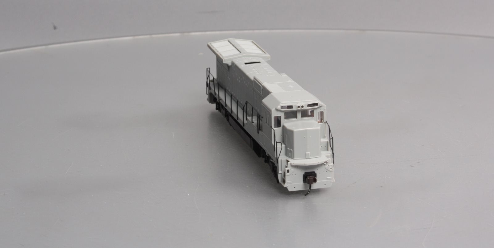 Atlas 9000 HO Undecorated GE Dash 8-40B Powered Diesel w/DCC Decoder