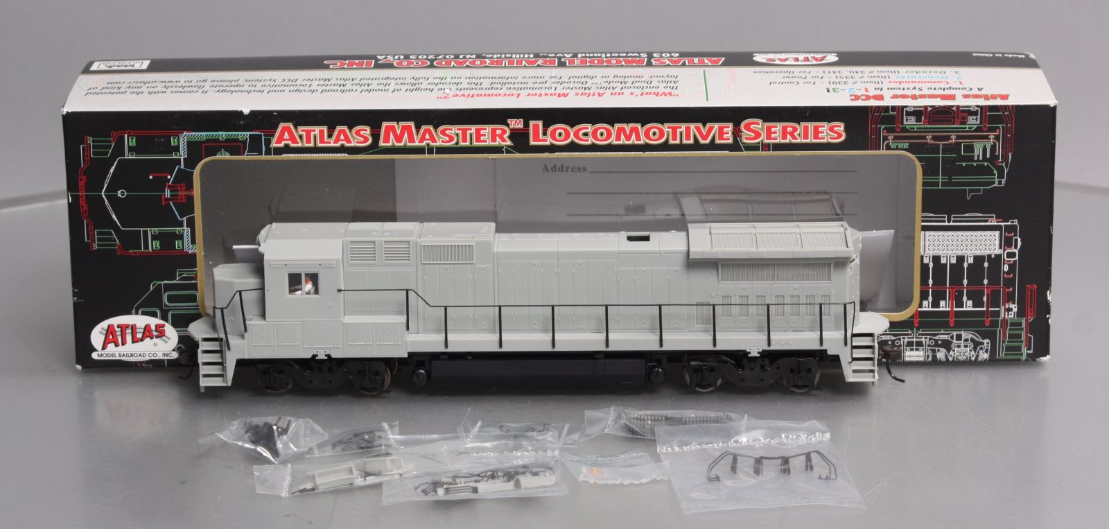 Atlas 9000 HO Undecorated GE Dash 8-40B Powered Diesel w/DCC Decoder