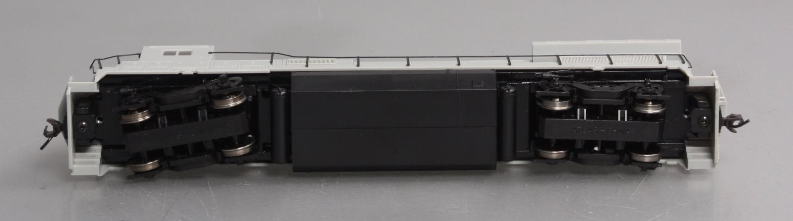 Atlas 9000 HO Undecorated GE Dash 8-40B Powered Diesel w/DCC Decoder