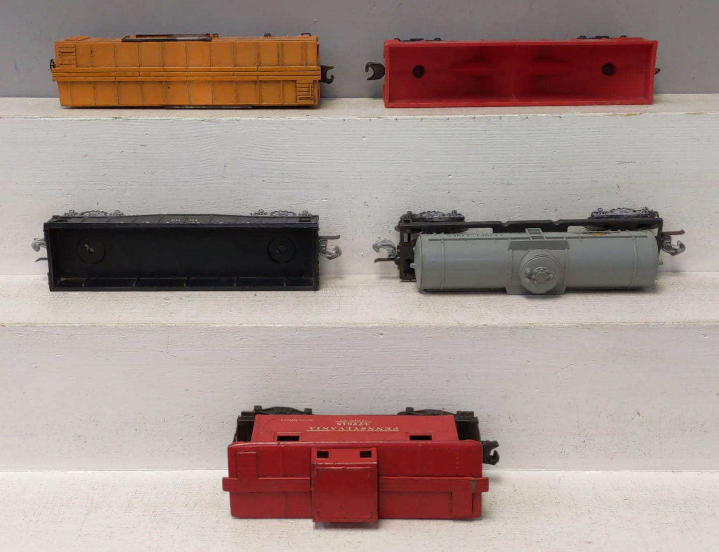 Lionel Assorted Postwar Freight Cars: 1005,1002, X2454, 2472, 25000 [5] VG