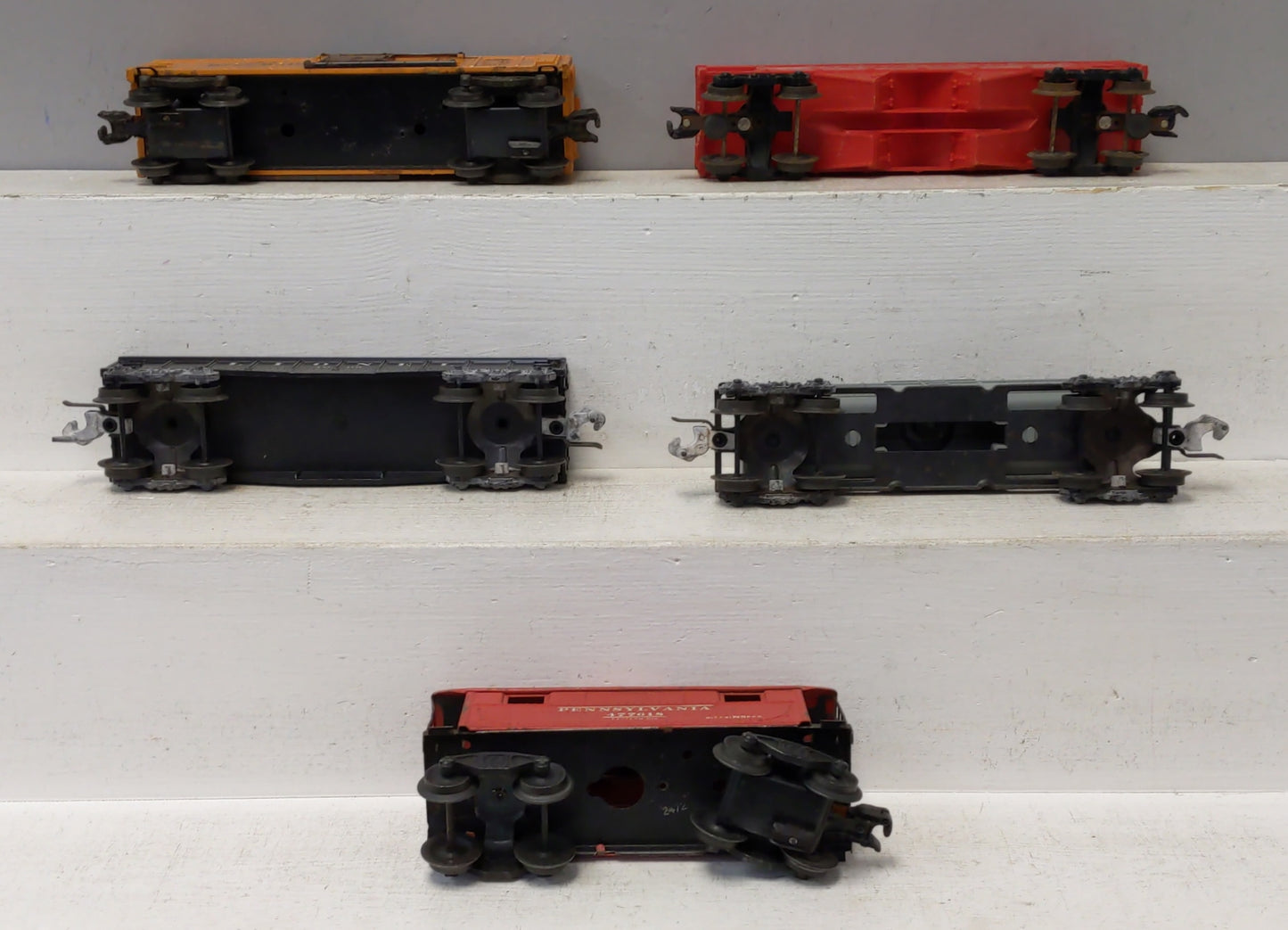 Lionel Assorted Postwar Freight Cars: 1005,1002, X2454, 2472, 25000 [5] VG