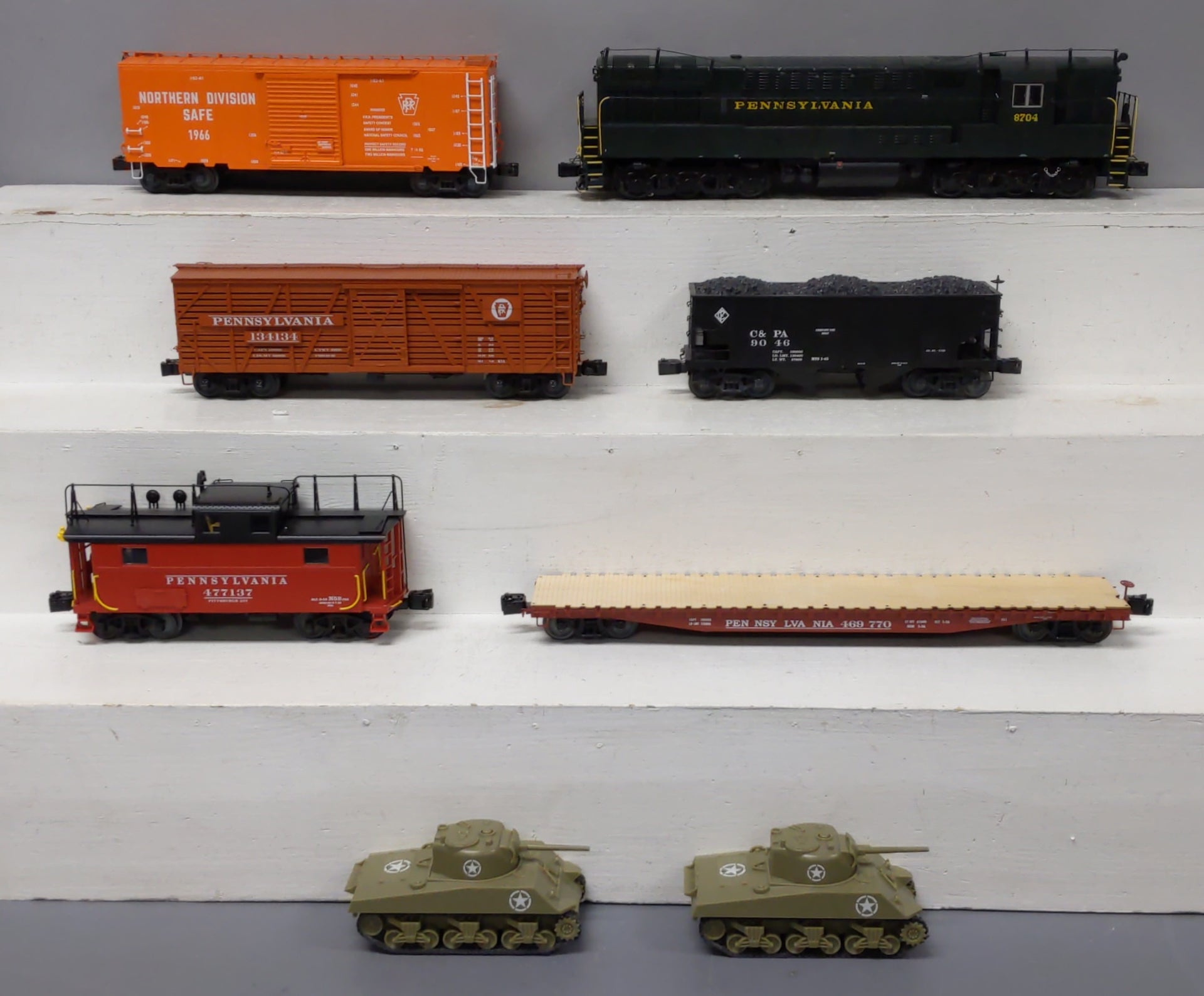 Lionel 2022100 Pennsylvania Train Master O Gauge Diesel Freight Train Set