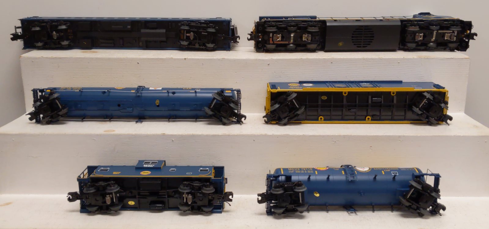 MTH 20-20513-1 O Gauge CSX ES44 Loco Safety Electric Train Set w Proto-Sound 3.0