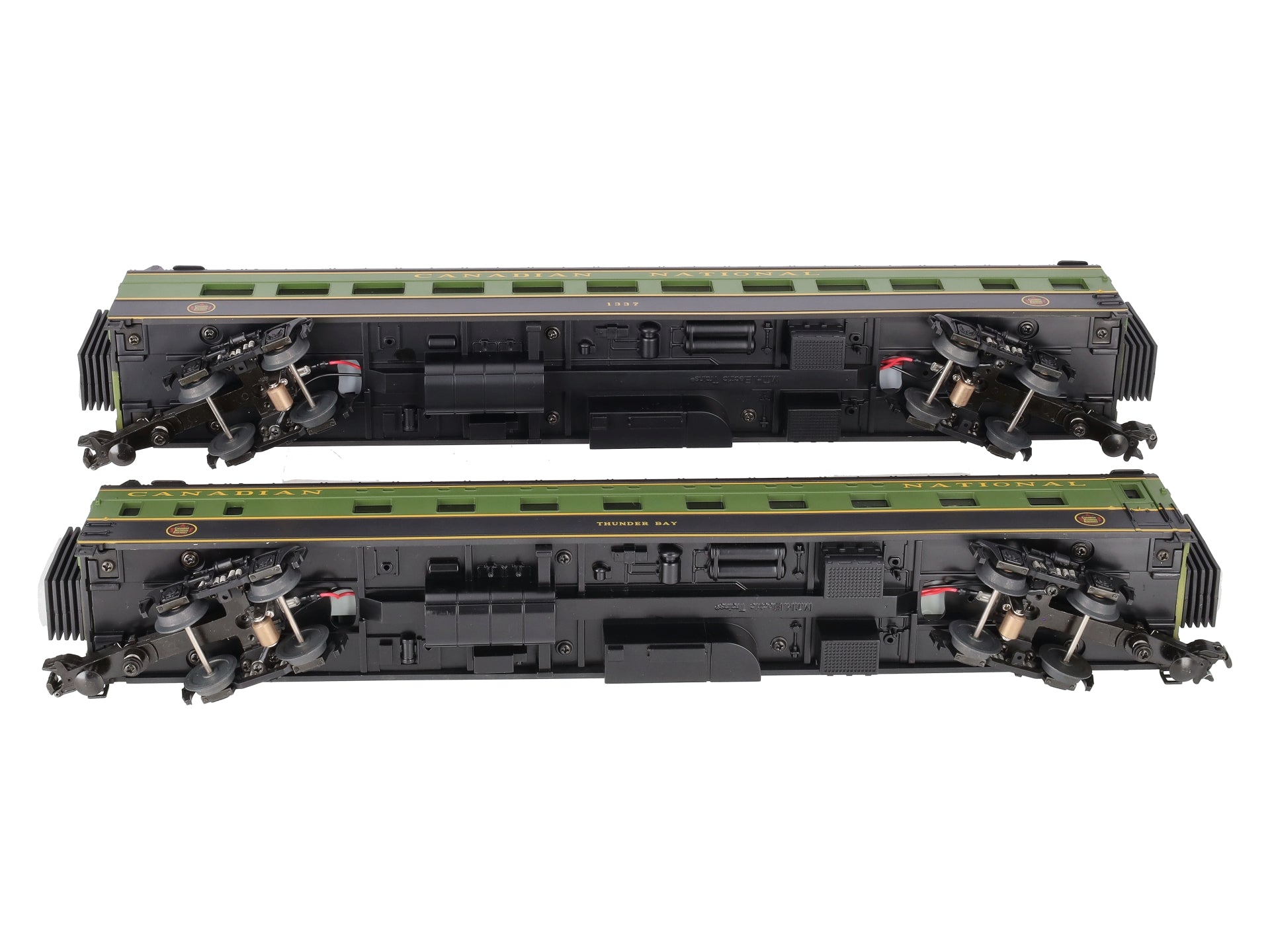 MTH 20-6674 O CN 70' Streamlined Sleeper/Diner Passenger Car Set (Set of 2) LN/Box
