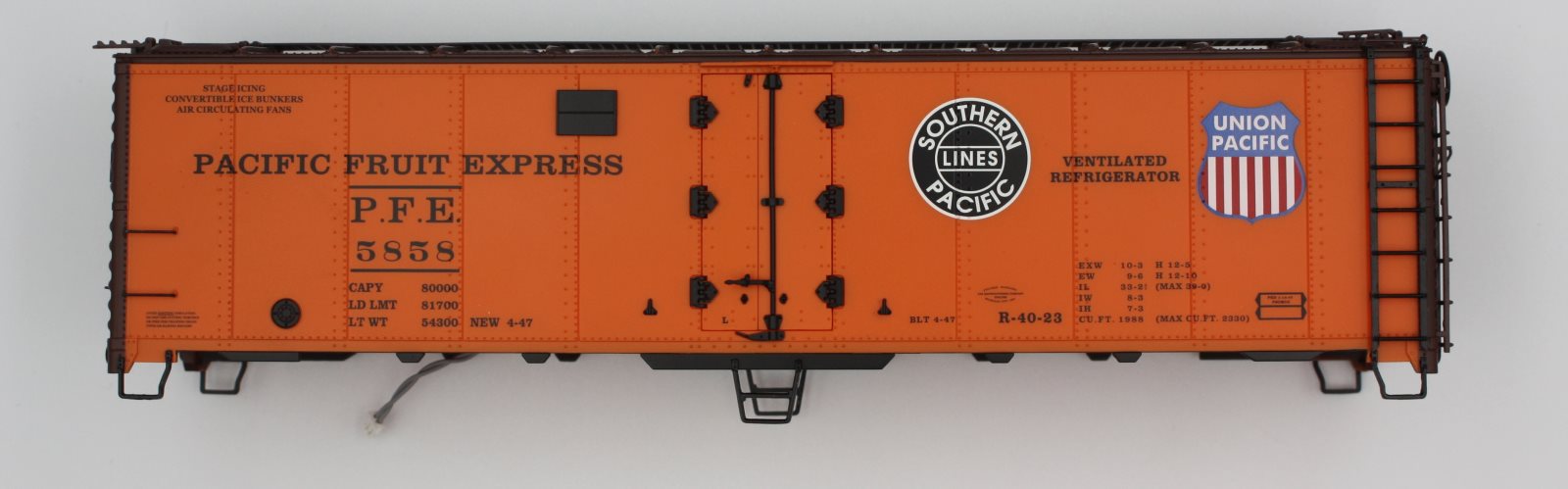 Lionel 83546-2 #5858 Pacific Fruit Express Steel-Sided Reefer Body