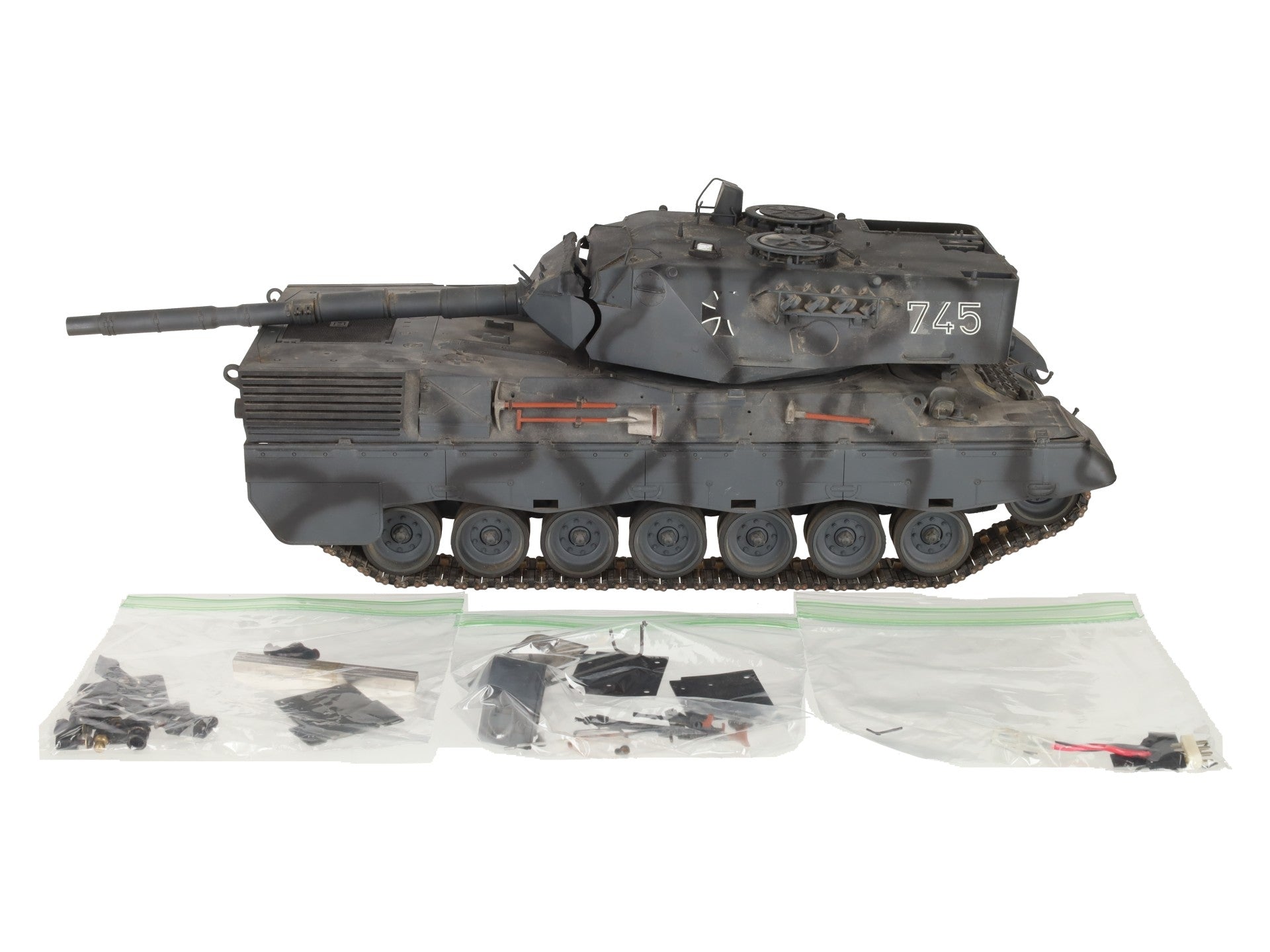 Tamiya 1:16 Scale Leopard 2 A4 Tank Kit VG