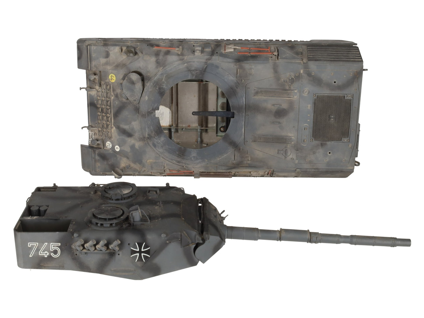 Tamiya 1:16 Scale Leopard 2 A4 Tank Kit VG