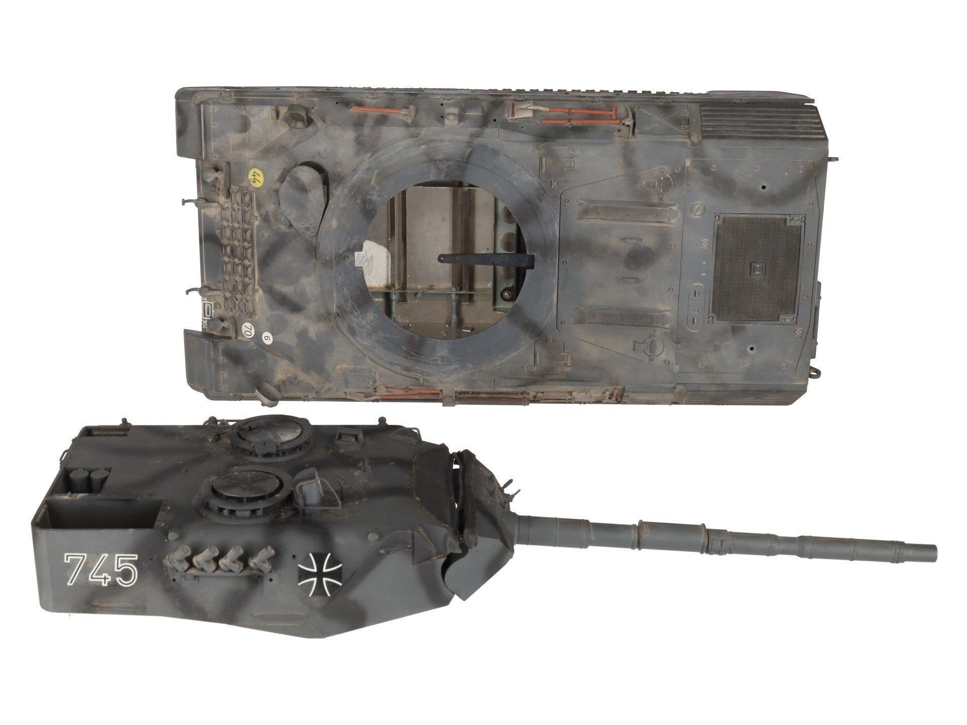 Tamiya 1:16 Scale Leopard 2 A4 Tank Kit VG