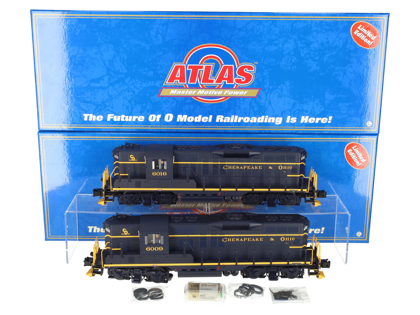 Atlas 1473-2 O Gauge Chesapeake & Ohio GP9 Locomotive Set #6009, #6016 (3-Rail) EX/Box