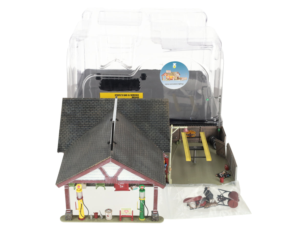 Woodland Scenics BR5849 O Built-&-Ready Ethyl's Gas & Service Building