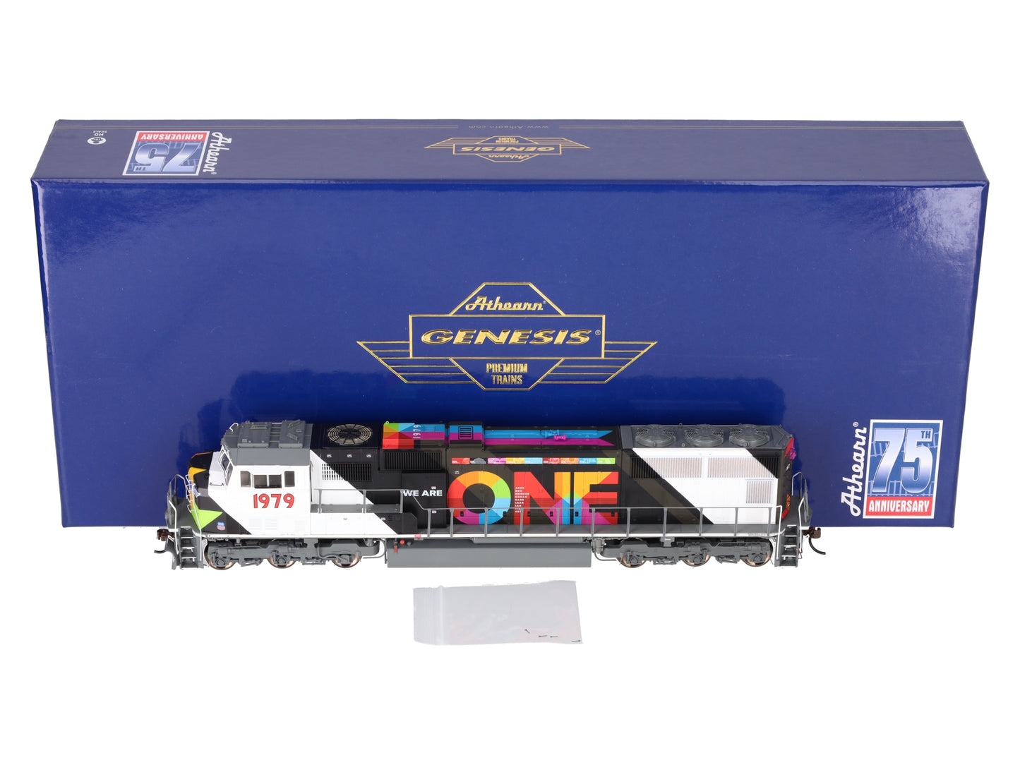 Athearn G75718 HO Scale Union Pacific "We are One" SD70M Diesel Locomotive #1979 EX/Box