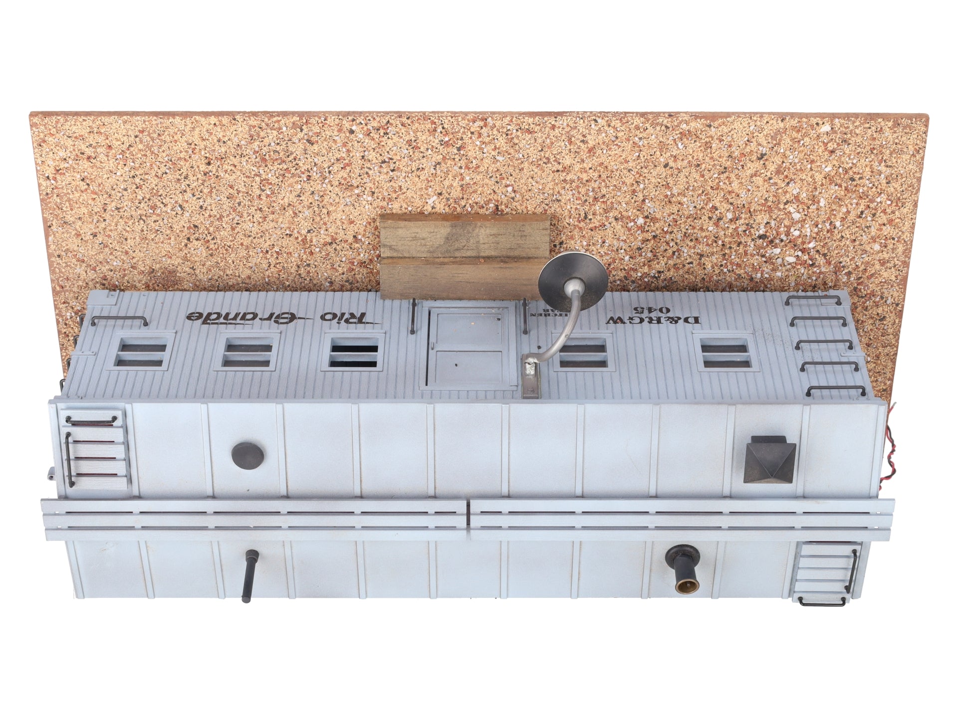 USA Trains R1940 G Roadside Shanty with Smoking Chimney and Lights VG