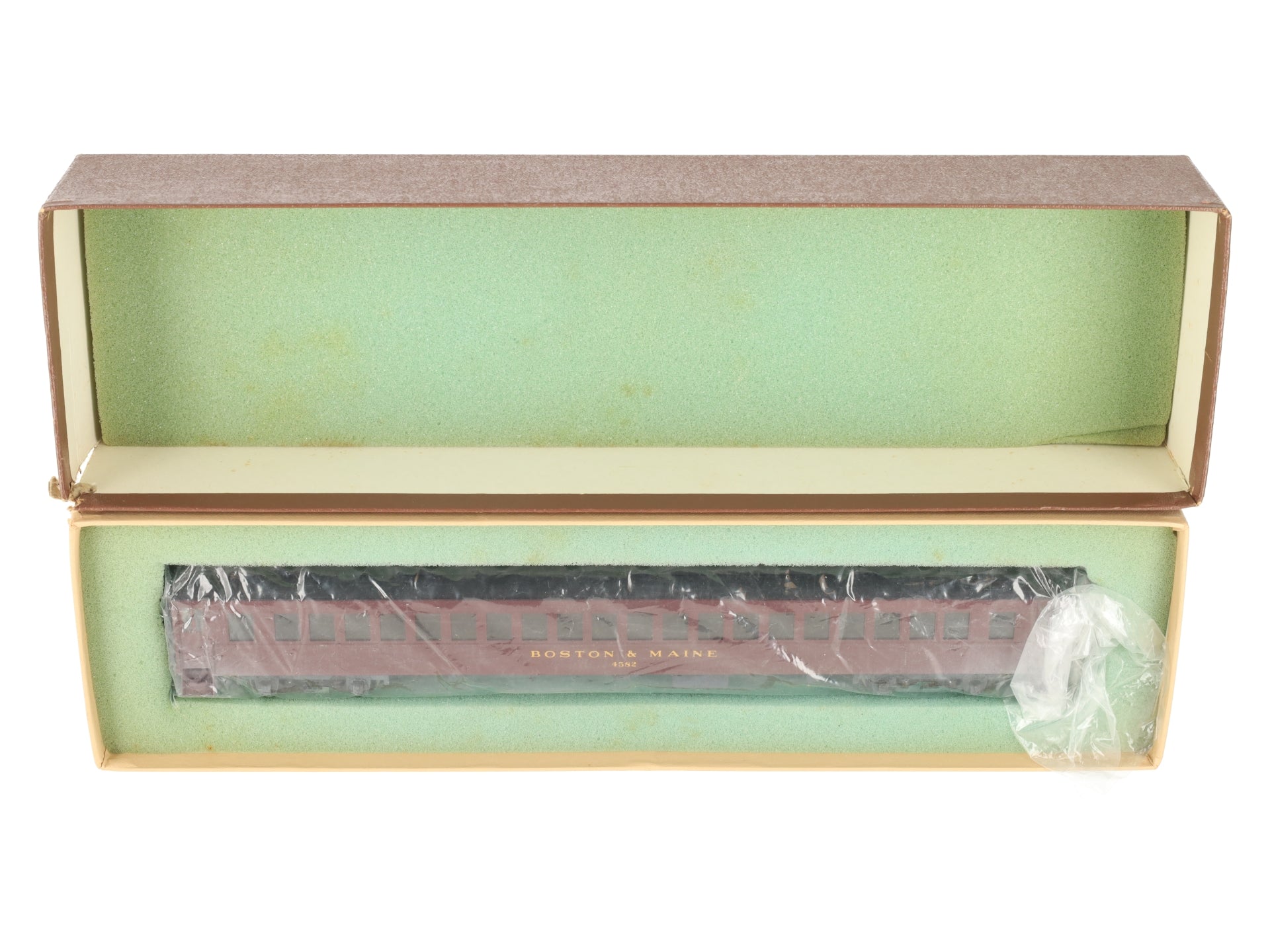 Roundhouse HO Scale BRASS Boston & Maine 80' Coach Car- Painted/Box