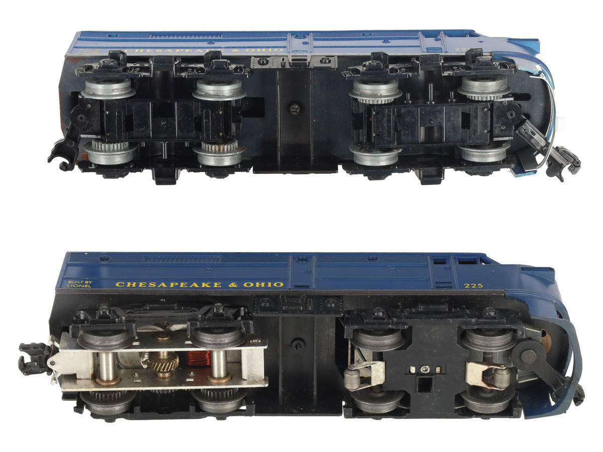Lionel 225 Vintage O Chesapeake & Ohio AA Diesel Locomotive Set VG