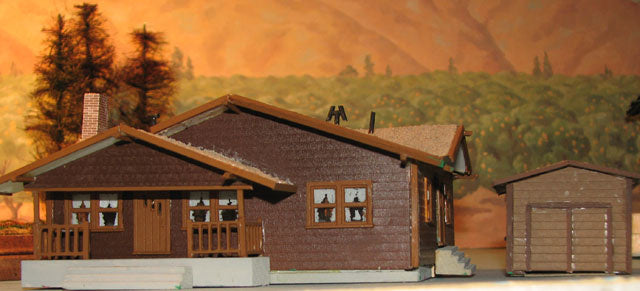 Alpine Division Scale Models 576 Brown Bungalow w/garage