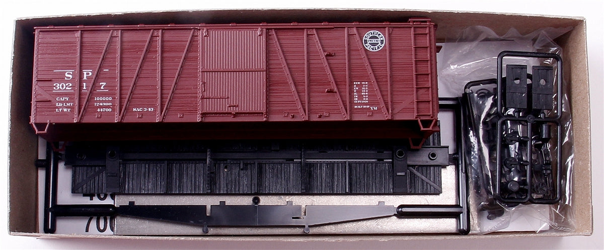 Accurail 41121 HO Scale Southern Pacific 40' Wood 8-Panel Boxcar Road #: 30217