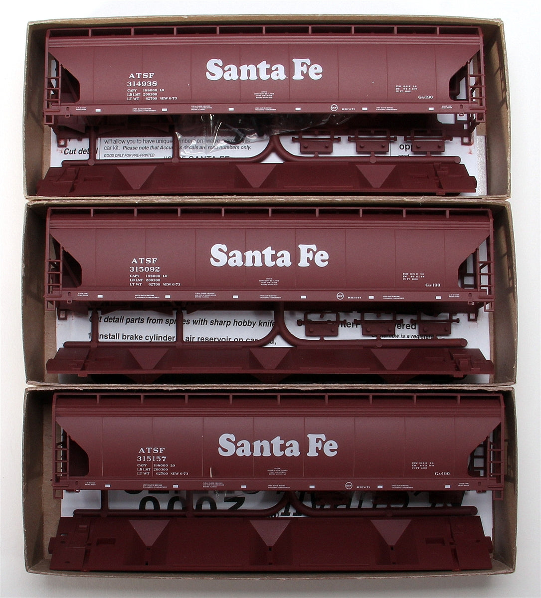 Accurail 8035 HO Scale Santa Fe Center Flow Covered Hopper ATSF Kit (Set of 3)