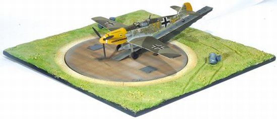 Dragon 50309 1:72 Me109E-1 9./JG 2 with Platform Model Plane