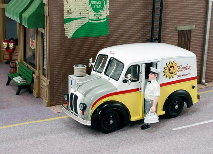 AHM 43014 1:43 Divco Delivery Truck: Borden's Dairy Products w/Milkman