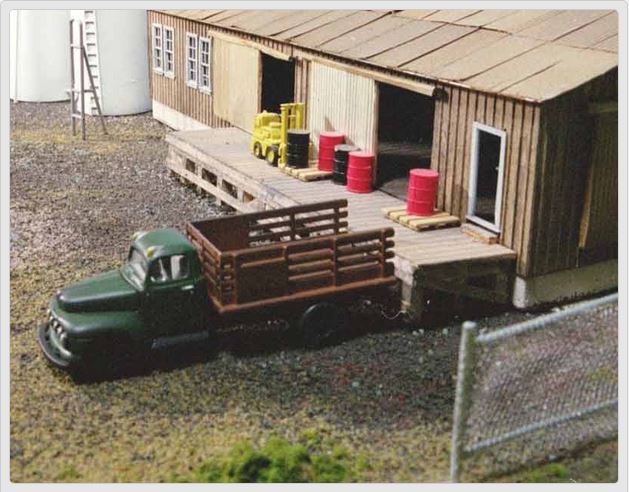 Life Like 1655 HO Scenemaster 1950's Stake Trucks Green/Blue (Pack of 2)
